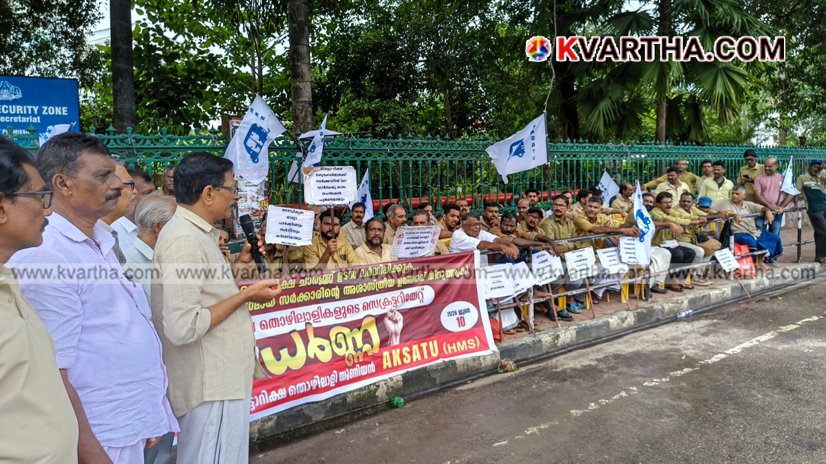 Auto drivers marching towards the Kerala Secretariat.