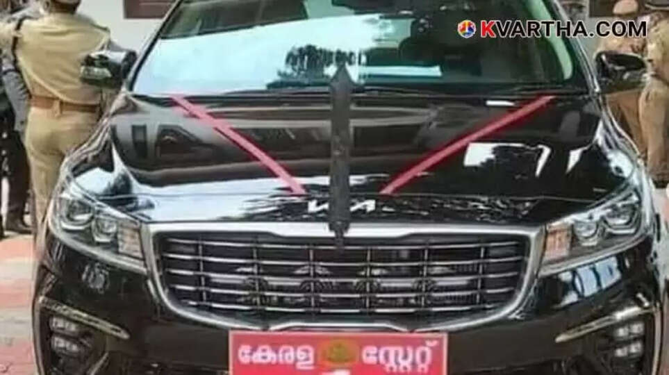 Vehicle and Five Individuals Taken into Police Custody After Entering Chief Minister's Convoy in Kozhikode