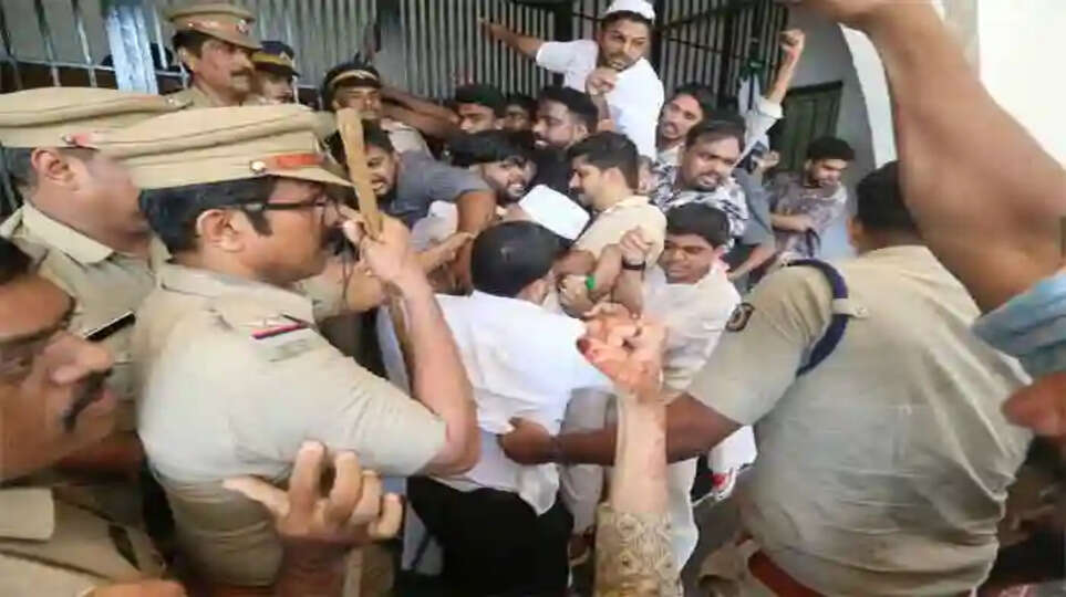 Force was used with the police during the university protest march organized by MSF demanding the publication of undergraduate syllabus, Kannur, News, Protest March, MSF, Police, University, Politics, Kerala News