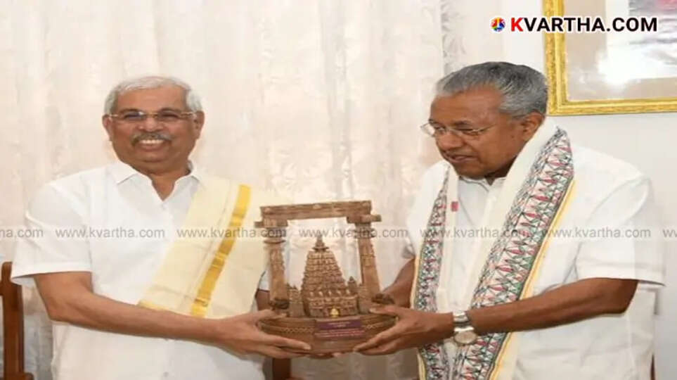 Kerala Governor Rajendra Arlekar with Chief Minister Pinarayi Vijayan.