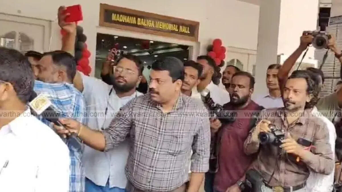 Suresh Gopi ignoring media at Kannur event