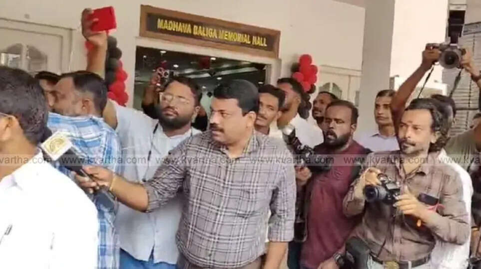 Suresh Gopi ignoring media at Kannur event
