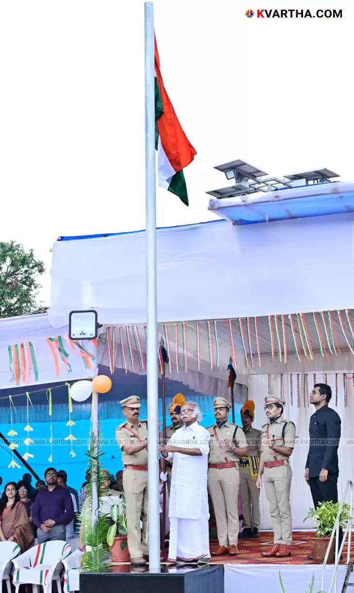 Minister Ramachandran Kadannappally hoisting the national flag at the Kannur Collectorate ground.