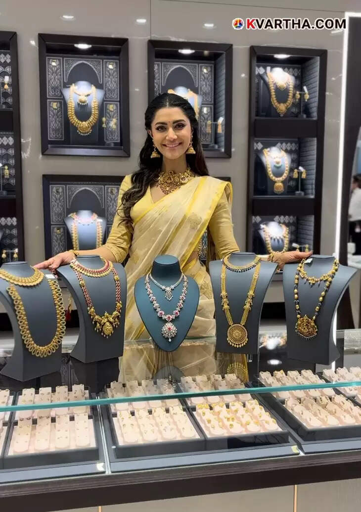 Mamta Mohandas inaugurates Kalyan Jewelers showroom in Adoor.