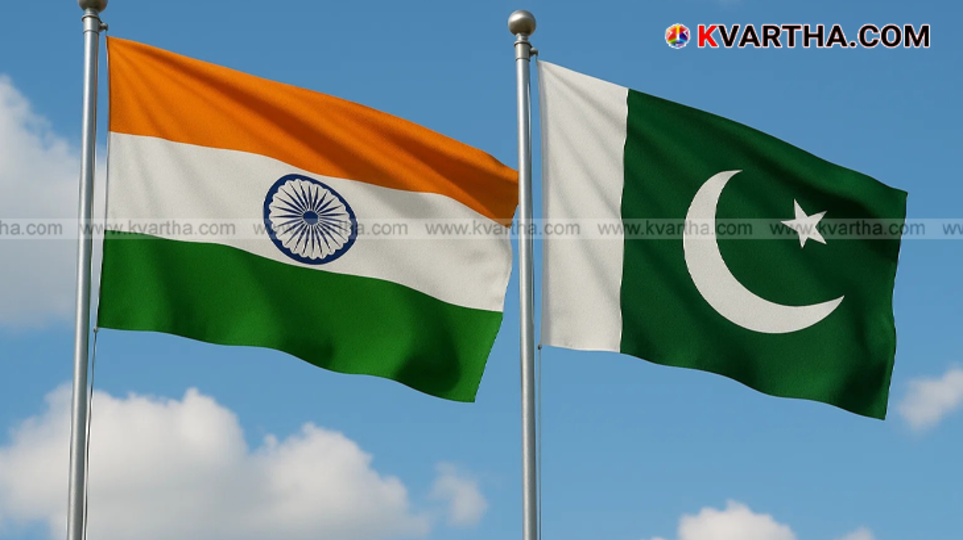 A black and white photo of refugees during the 1947 India-Pakistan partition.