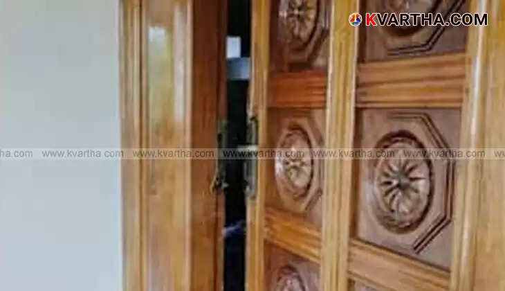 Police investigating the scene of a house robbery in Payyanur, Kerala.