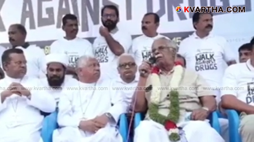Malayalam writer T Padmanabhan speaking at a public event in Kannur.