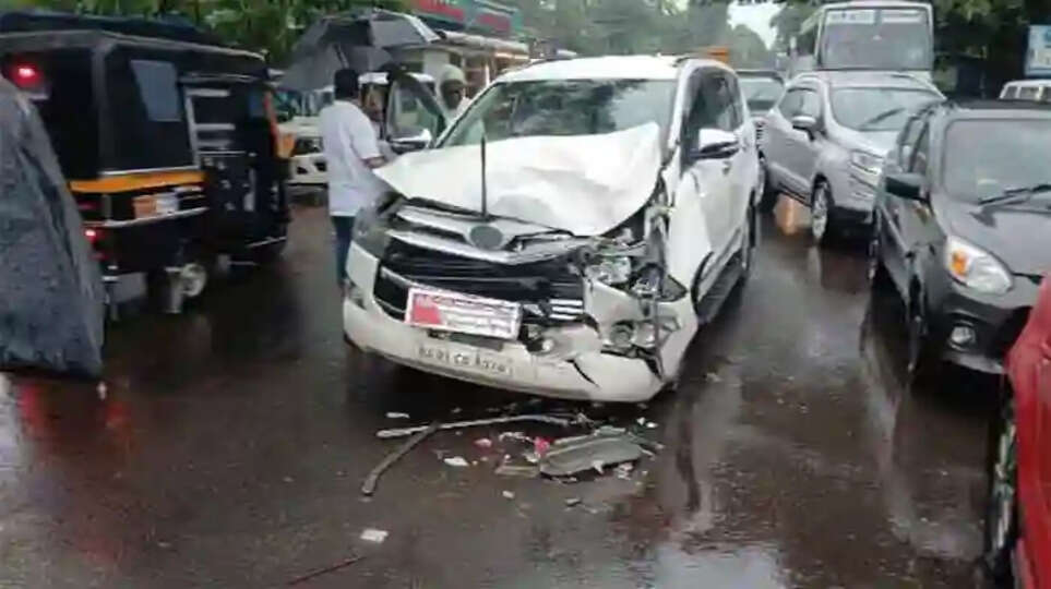 VD Satheesan's car accident near Kasaragod, Kasaragod, News, VD Satheesan, Car accident, Petrol Pumb, Gun Man, Congress Leader, Politics, Kerala News