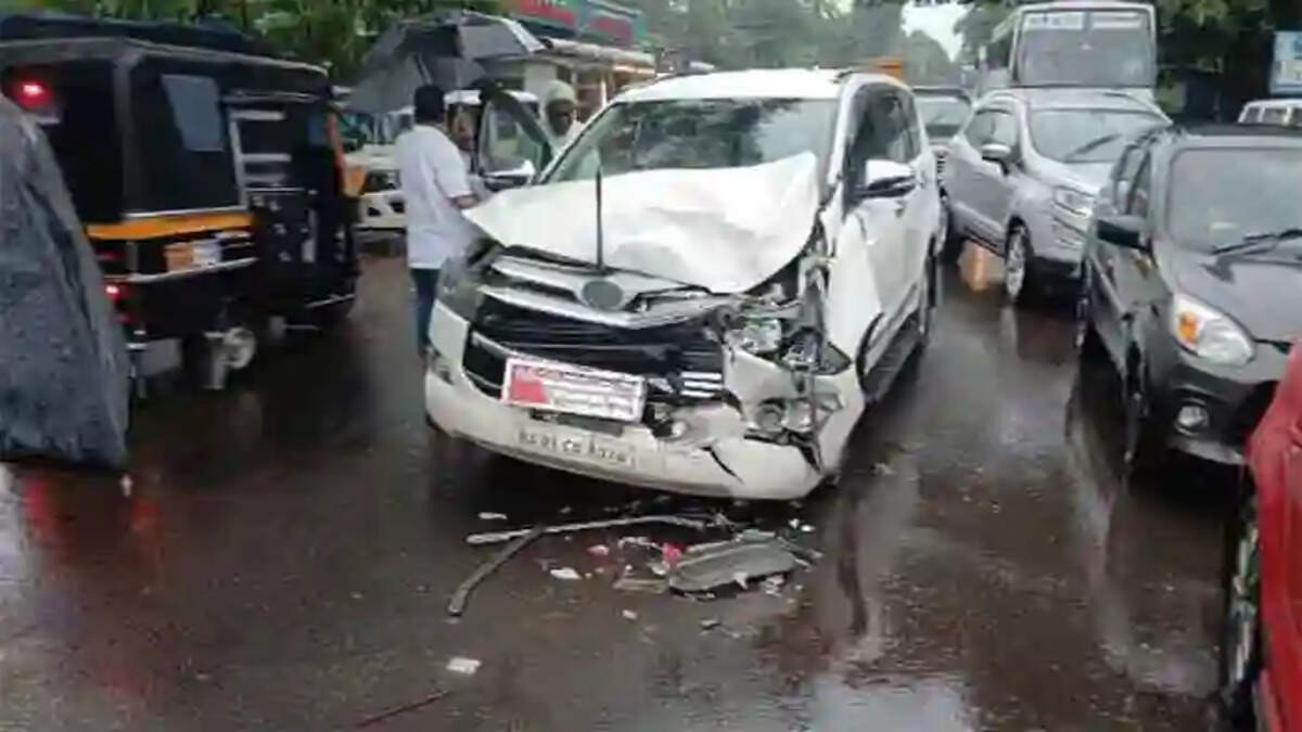 VD Satheesan's car accident near Kasaragod, Kasaragod, News, VD Satheesan, Car accident, Petrol Pumb, Gun Man, Congress Leader, Politics, Kerala News