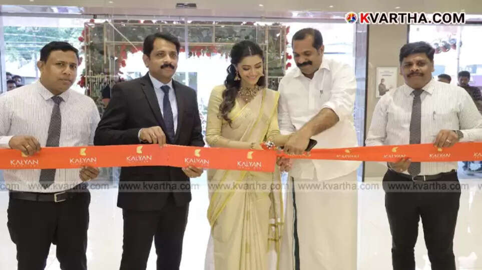 : Mamta Mohandas inaugurates Kalyan Jewelers showroom in Adoor.