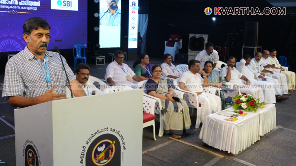 Ram Mohan Paliath speaking at the Kannur Dasara event.