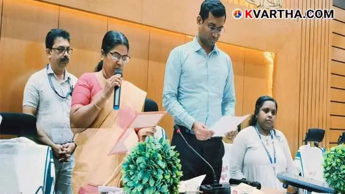 P.P. Divya congratulates new Kannur District Panchayat President