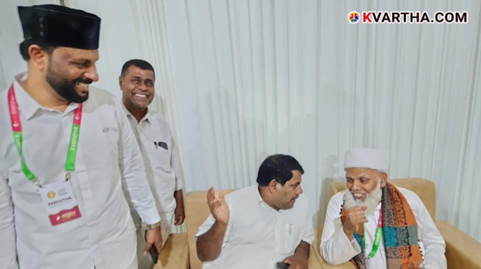 Welfare Party President Razak Paleri interacting with Samastha leaders at Kuniya conference.