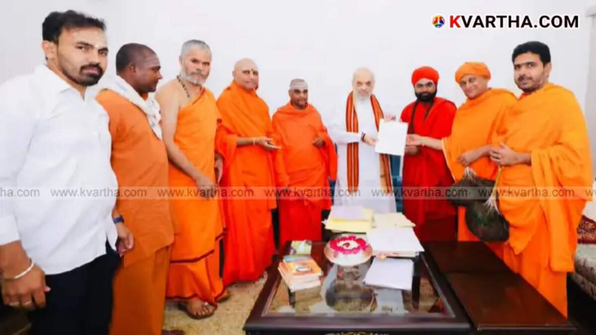 A group of monks from Karnataka meeting Union Home Minister Amit Shah in Delhi to demand an NIA probe into the Dharma Sthala case.