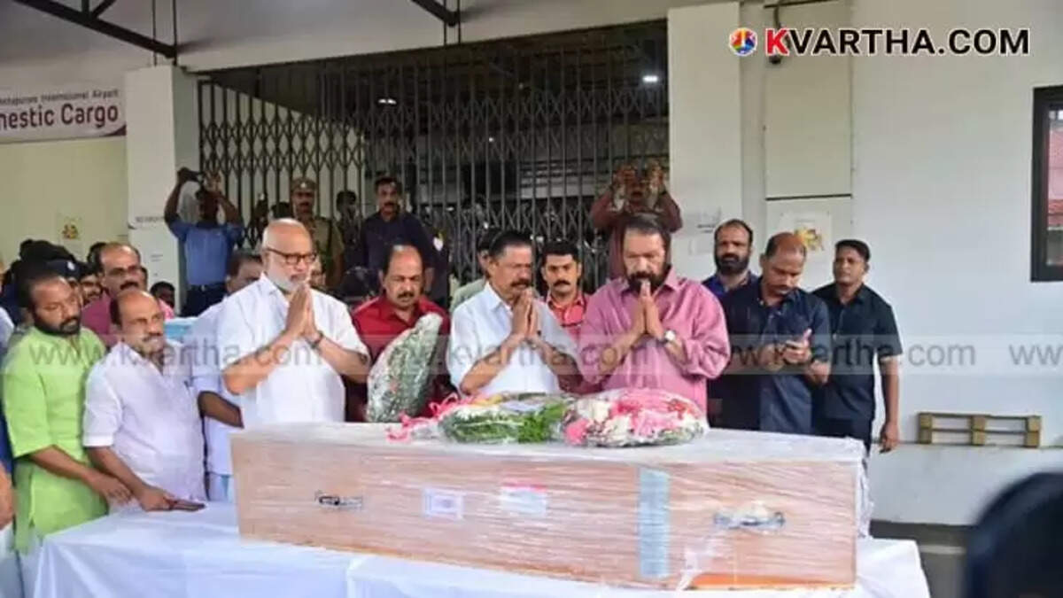 Crowd gathered around the coffin of Ranjitha during public homage at Sree Vivekananda High School, Pullad, Pathanamthitta