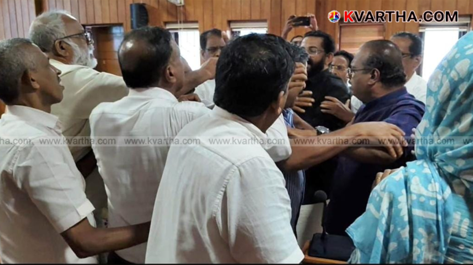 Opposition members protesting in front of Taliparamba Municipality office