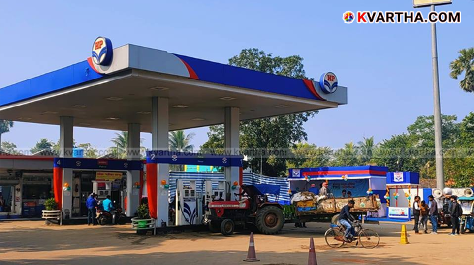 A sign showing toilet facilities at a petrol pump.