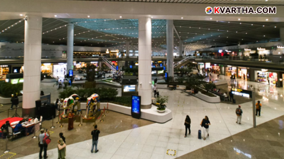 Crowd at Delhi Airport due to flight delays