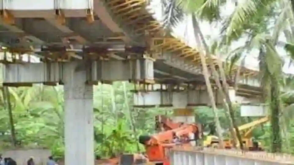 Relieves travel woes; Girders installed on Koduvalli railway bridge, Thalasseri, News, Girders, Railway bridge, Vehicles, Employees, Meeting, Kerala News