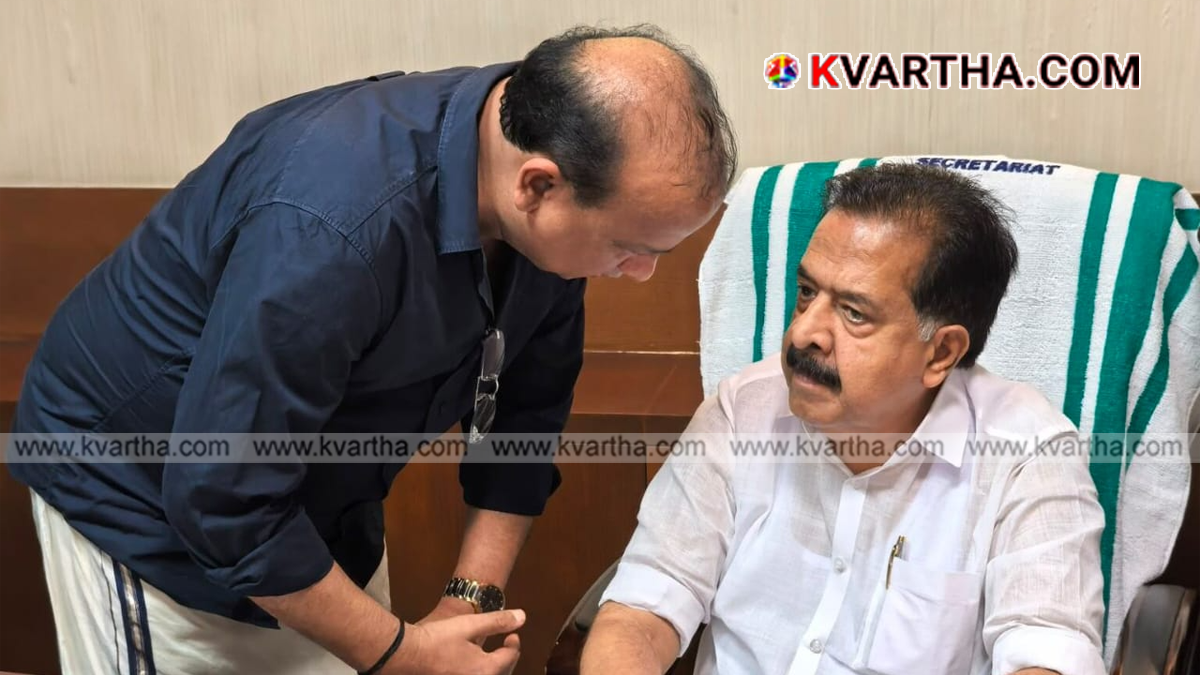 Film producer Murali Kunnumpurath meeting with Ramesh Chennithala.