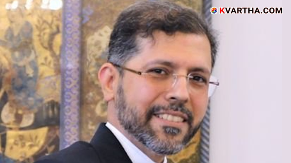 A symbolic scene of US-Iran diplomatic relations and peace talks.