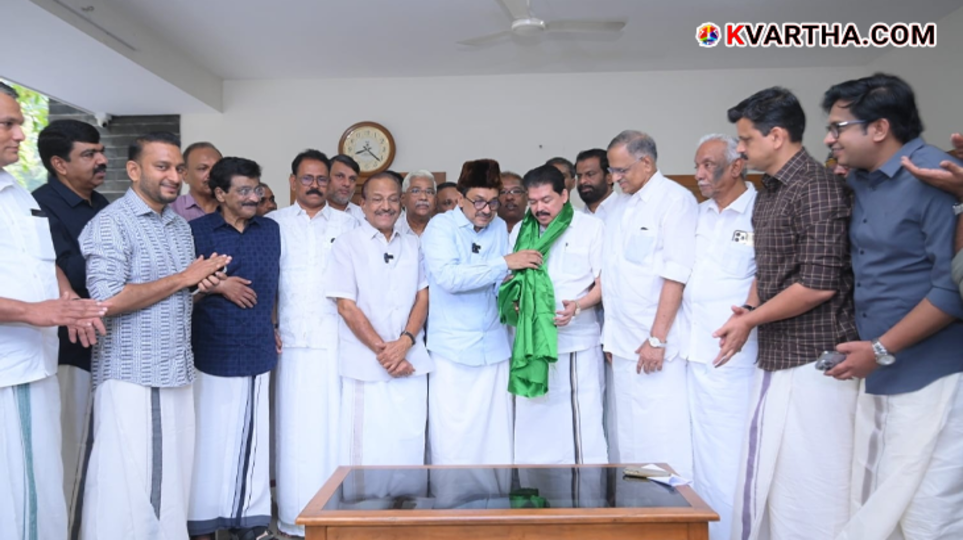 Former MLA Karat Razak receiving IUML membership from Panakkad Sadiqali Shihab Thangal.
