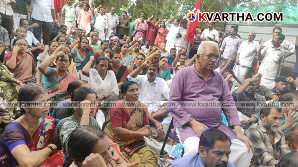 CPM workers protesting in front of Pinarayi Vijayan's residence in Pandyalamukku.