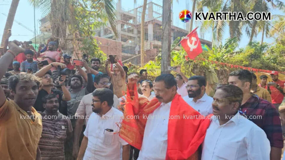 Bengali migrant workers in LDF Vikasana Munneta Jatha reception in Mambaram