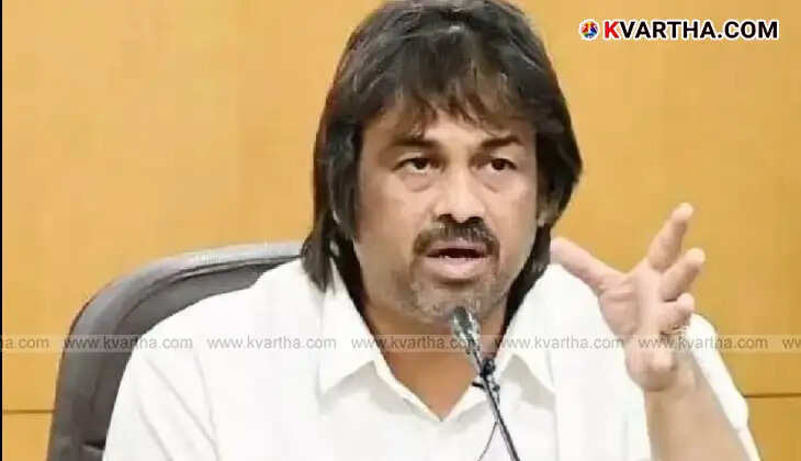 Karnataka Education Minister Madhu Bangarappa addressing the press meet on first standard admission age relaxation.