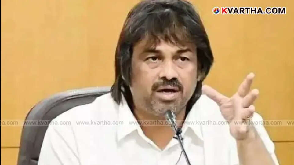 Karnataka Education Minister Madhu Bangarappa addressing the press meet on first standard admission age relaxation.
