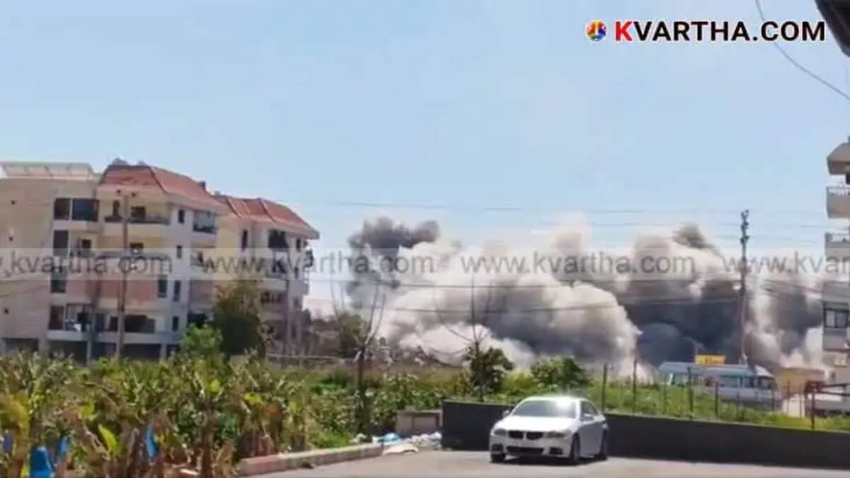 Footage Shows Building Destroyed in Israeli Airstrike on Southern Lebanon's Tyre District