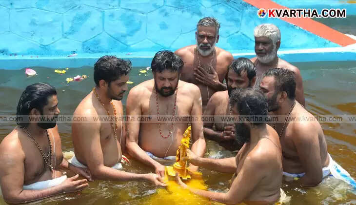 The Pallivetta ritual being performed at Sabarimala.