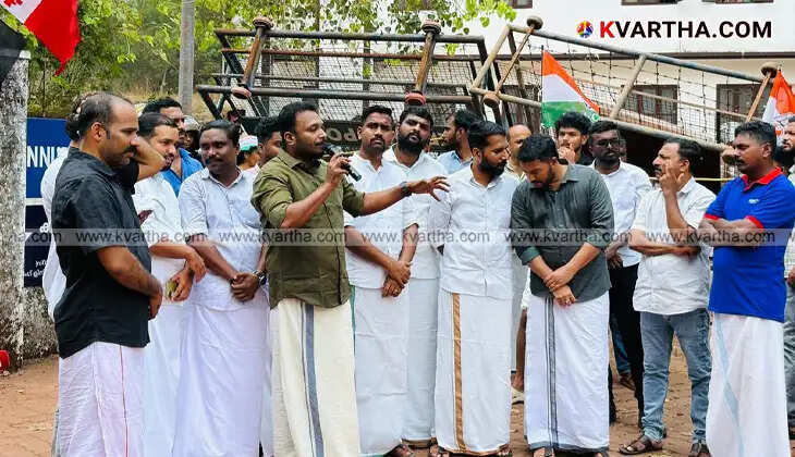 A scene of activists trying to overcome the barricade during the Youth Congress march at Ancharakandi Medical College.&nbsp;