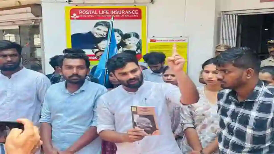 Derogatory remarks on Gandhiji: KSU protests by sending 'My truth-seeking experiment story' to PM, Kannur, News, KSU Protests,  Book, Criticized, PM Narendra Modi, Politics, Kerala 