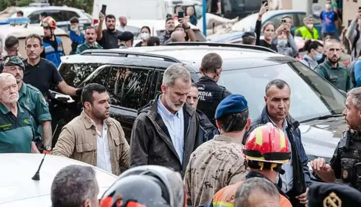 Spain's king and queen pelted with mud in flood-hit Valencia