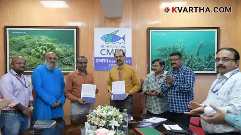 സിഎംഎഫ്ആര്ഐ ഡയറക്ടര് ഡോ ഗ്രിന്സണ് ജോര്ജും കെ.എസ്.സി.എ.ഡി.സി. മാനേജിംഗ് ഡയറക്ടര് പി ഐ ഷെയ്ഖ് പരീതും ധാരണാപത്രം കൈമാറുന്നു. Photo: CMFRI Media