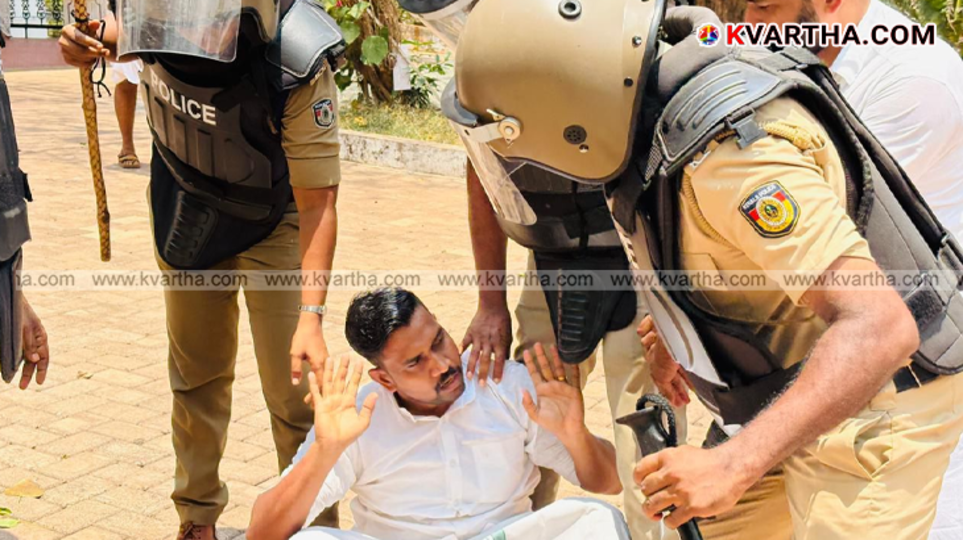 A scene of activists trying to overcome the barricade during the Youth Congress march at Ancharakandi Medical College.&nbsp;