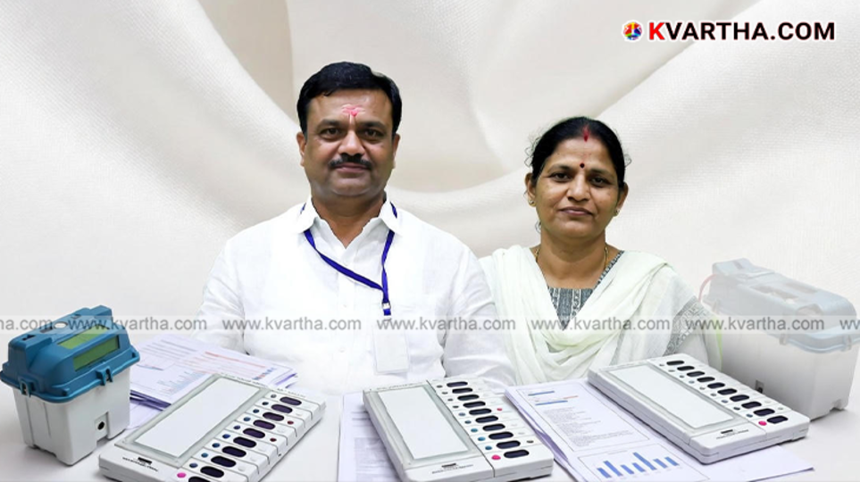 Polling officials receiving training on the Electronic Voting Machine.