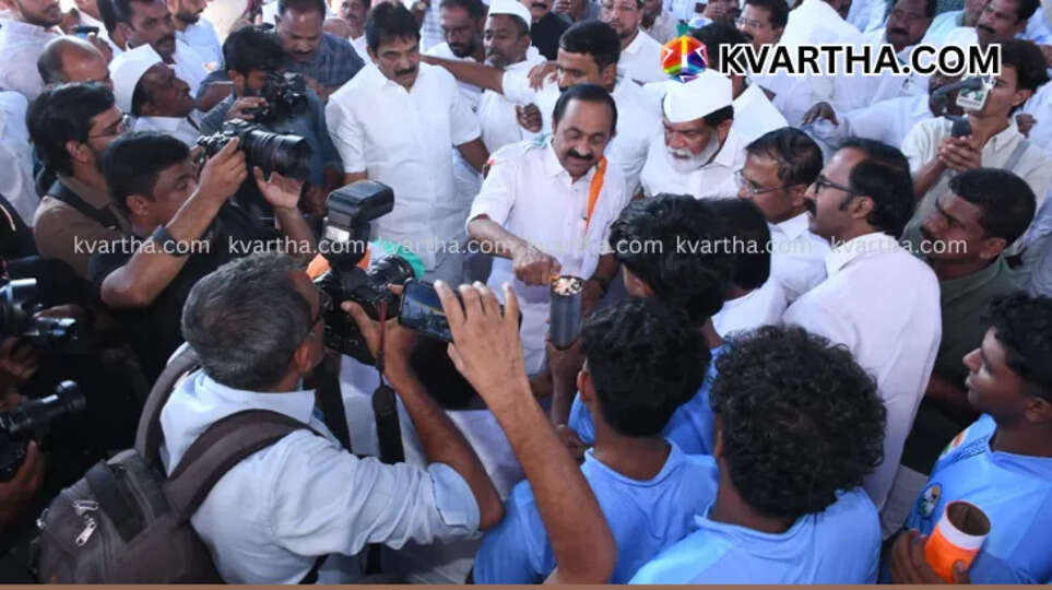 KC Venugopal MP and VD Satheeshan in the gathering during the inauguration of Puduyuga Yatra in Kumbla.