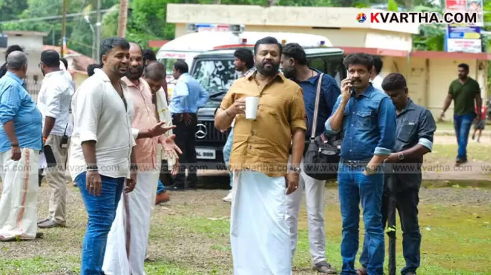 Suresh Gopi filming Otakkomban at Thodupuzha temple location