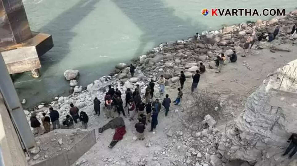 26 dead include bride and groom in Bus accident in Pakistan 