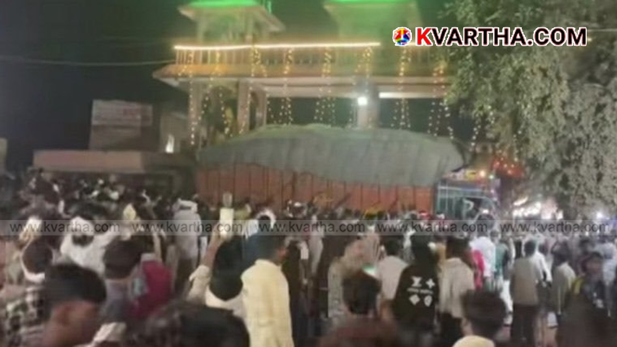 image reflecting the tragic stampede at Chorebagan Durga Puja pandal in Kolkata