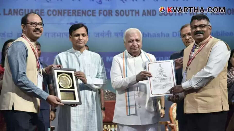 ബിഹാര് ഗവര്ണര് ആരിഫ് മുഹമ്മദ് ഖാന്, കേന്ദ്ര ആഭ്യന്തര സഹമന്ത്രി നിത്യാനന്ദ് റായി എന്നിവരില് നിന്ന് സിഎംഎഫ്ആര്ഐ ഡയറക്ടര് ഡോ ഗ്രിന്സണ് ജോര്ജും ചീഫ് അഡ്മിനിസ്ട്രേറ്റീവ് ഓഫീസര് ഹരീഷ് നായരും ചേര്ന്ന് പുരസ്കാരം ഏറ്റുവാങ്ങുന്നു Photo Credit: CMFRI Media