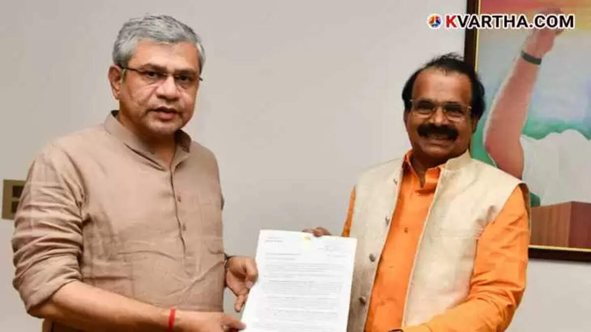 Union Ministers George Kurian and Ashwini Vaishnaw discussing the project.