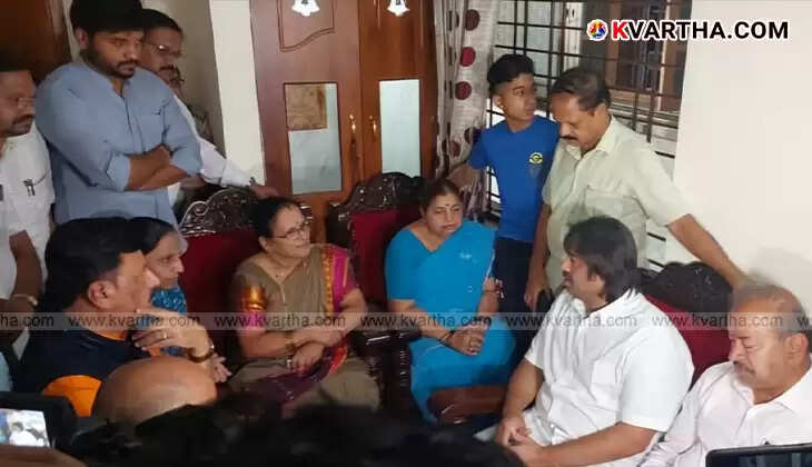 Minister Madhu Bankarappa at Manjunatha Rao's house.