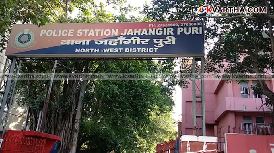 Anish's relatives protest in front of Delhi's Jahangirpuri police station.