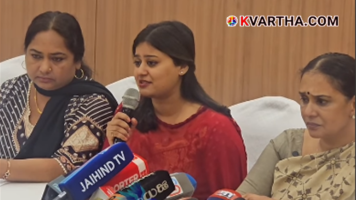  Actress Ansiba Hassan addressing the press