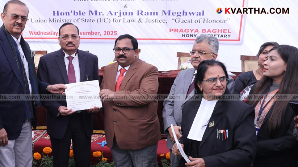 Adv. Rajesh Panayanthitta receiving honor from Chief Justice of India.