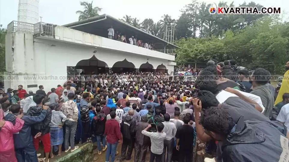Large crowd attending the funeral of Abdul Rahiman in Kuthar Madani Nagar Jumma Masjid cemetery.