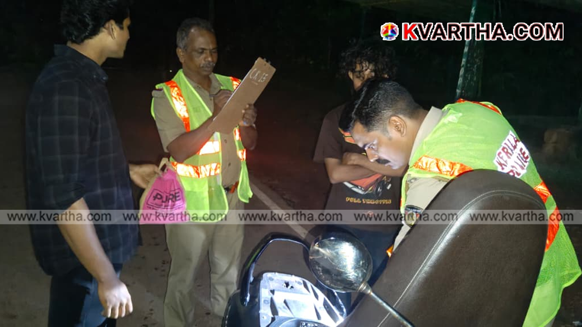  Kerala Police conducting vehicle inspections at a checkpoint